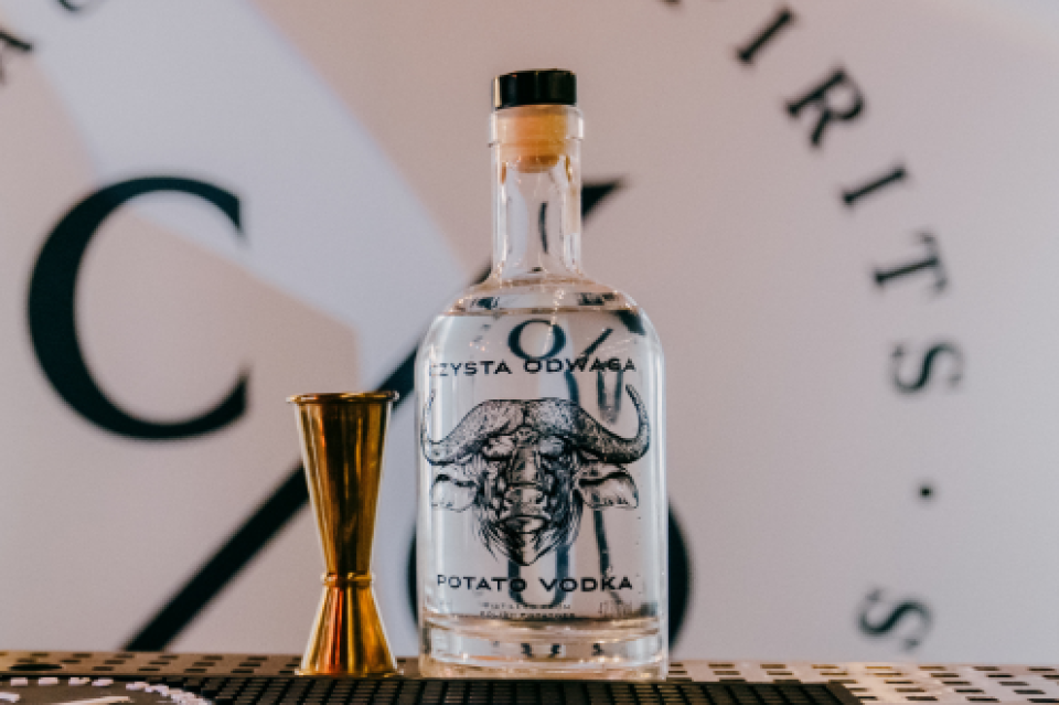 Dlaczego restauracje coraz częściej wybierają alkohole rzemieślnicze?